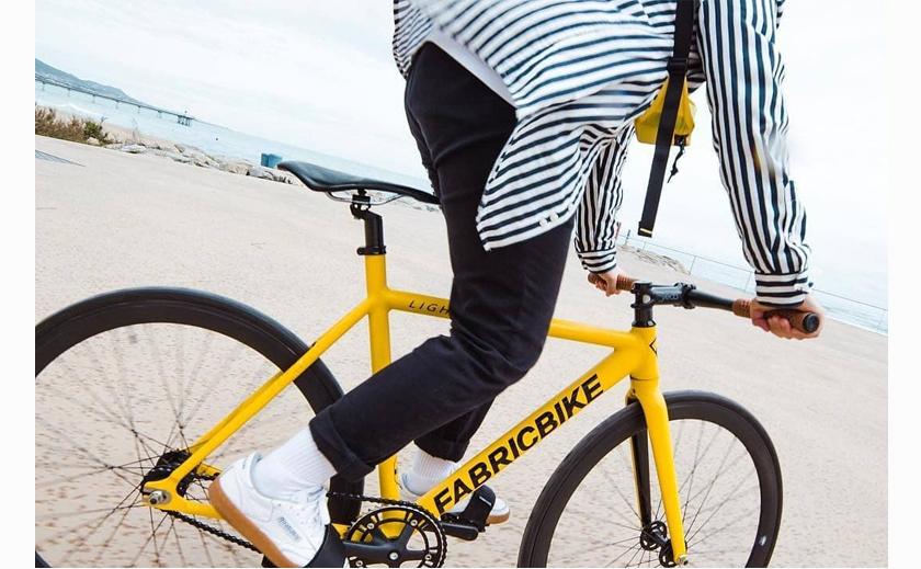 La fixie más ligera. FabricBike Light Bicicleta fixie ultra ligera tanto para pista como para un uso urbano con buje trasero flip-flop que permite cambiar de single speed a piñón fijo con facilidad.